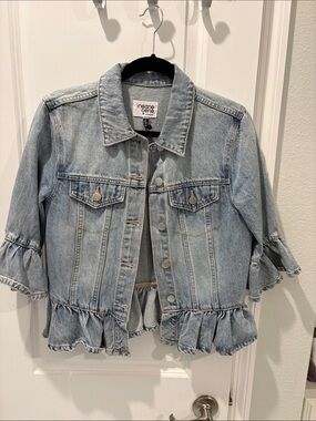 inēne gene Light Wash Ruffle Hem Denim Jacket